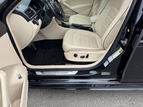 Used 2018 Volkswagen Passat 2.0T R-Line image 18