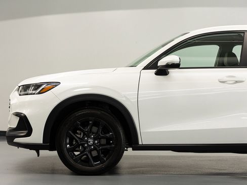 Used 2025 Honda HR-V LX image 9