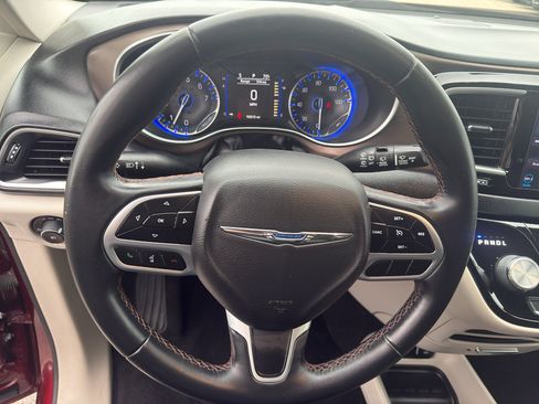 Used 2018 Chrysler Pacifica Touring-L FWD image 15