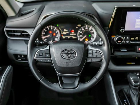 Certified 2023 Toyota Highlander XLE image 25