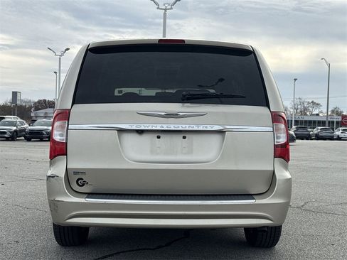 Used 2013 Chrysler Town & Country Touring image 7