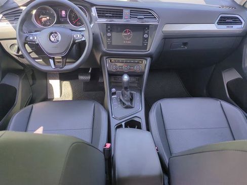 Used 2020 Volkswagen Tiguan SE image 32