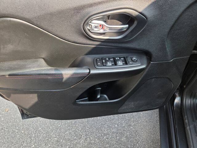 Used 2020 Jeep Cherokee Trailhawk w/ Cold Weather Group AWD/4WD image 12