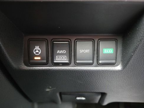 Used 2020 Nissan Rogue SV image 11