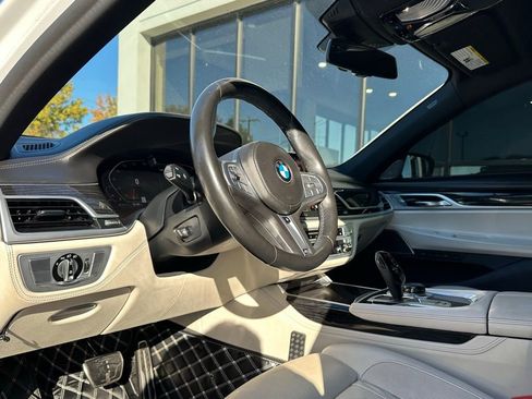 Used 2020 BMW 750i xDrive w/ Executive Package image 2