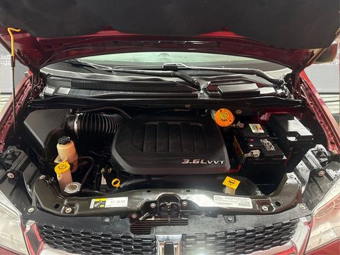 Used 2018 Dodge Grand Caravan SE w/ UConnect Hands-Free Group image 11