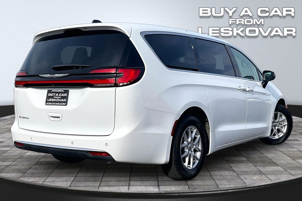 Used 2023 Chrysler Pacifica Touring-L FWD image 13