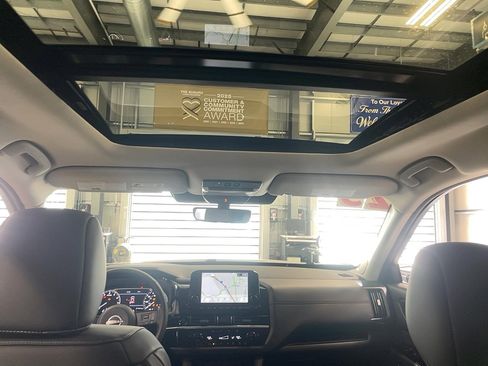 Used 2025 Nissan Pathfinder SL w/ SL Premium Package image 6