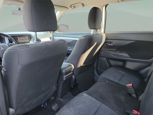 Used 2018 Mitsubishi Outlander SE FWD image 5
