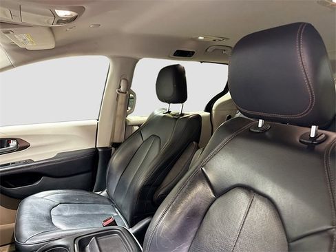 Used 2018 Chrysler Pacifica Touring-L image 20