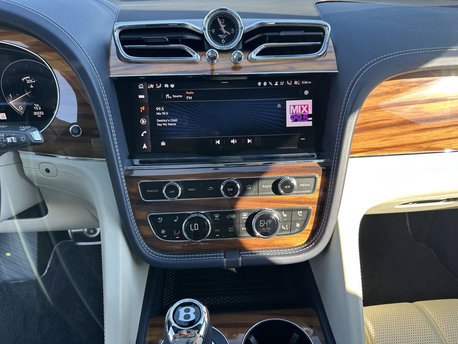 Used 2022 Bentley Bentayga AWD/4WD image 31