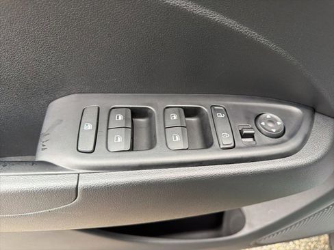 Certified 2025 Hyundai Venue SE image 14