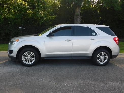 Used 2017 Chevrolet Equinox LS FWD image 2
