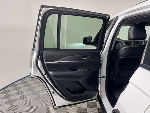 Used 2023 Jeep Grand Cherokee Limited image 38