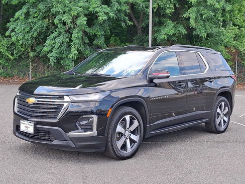 Used 2023 Chevrolet Traverse LT w/ LT Premium Package AWD/4WD image 3