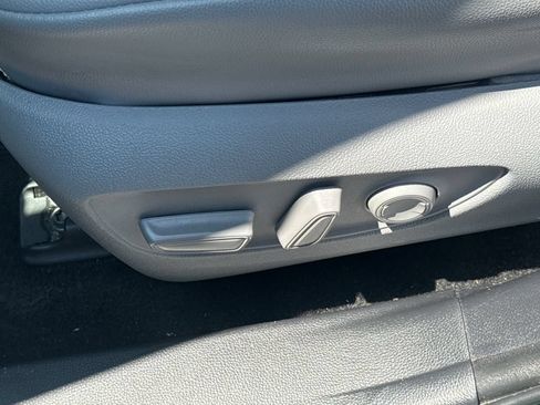 Used 2023 Toyota Highlander XLE AWD/4WD image 49