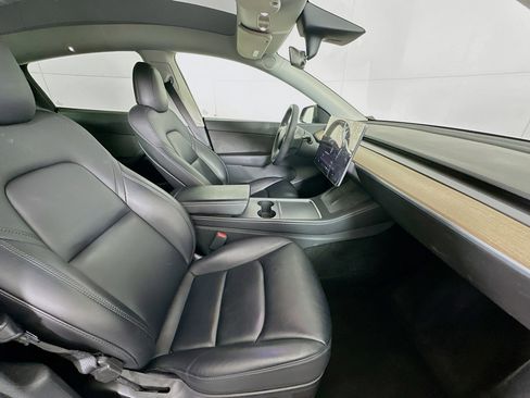 Used 2022 Tesla Model Y Long Range image 31