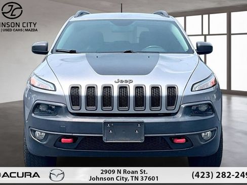 Used 2017 Jeep Cherokee Trailhawk AWD/4WD image 3