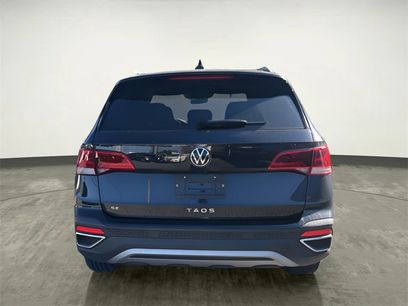 Used 2024 Volkswagen Taos SE w/ Panoramic Sunroof Package