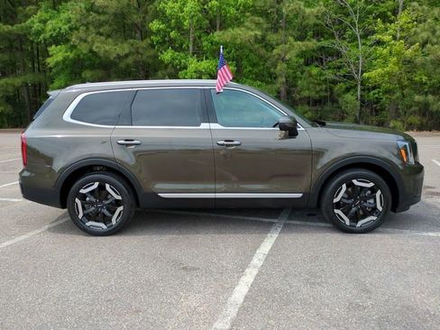 Used 2025 Kia Telluride S FWD image 3
