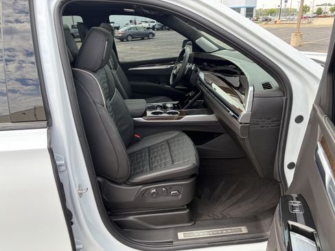 Used 2026 Cadillac Escalade Platinum Sport w/ LPO, ONYX Package AWD/4WD image 19