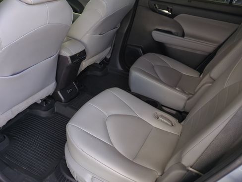 Used 2020 Toyota Highlander XLE AWD/4WD image 13