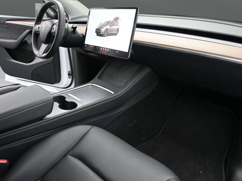 Used 2024 Tesla Model Y Long Range AWD/4WD image 17