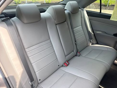 Used 2017 Toyota Camry XLE w/ Moonroof Package FWD image 33