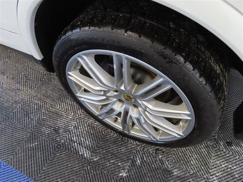 Used 2017 Porsche Cayenne Platinum Edition w/ Premium Package Plus (PJX) image 7