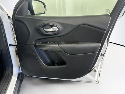 Used 2016 Jeep Cherokee Sport image 29