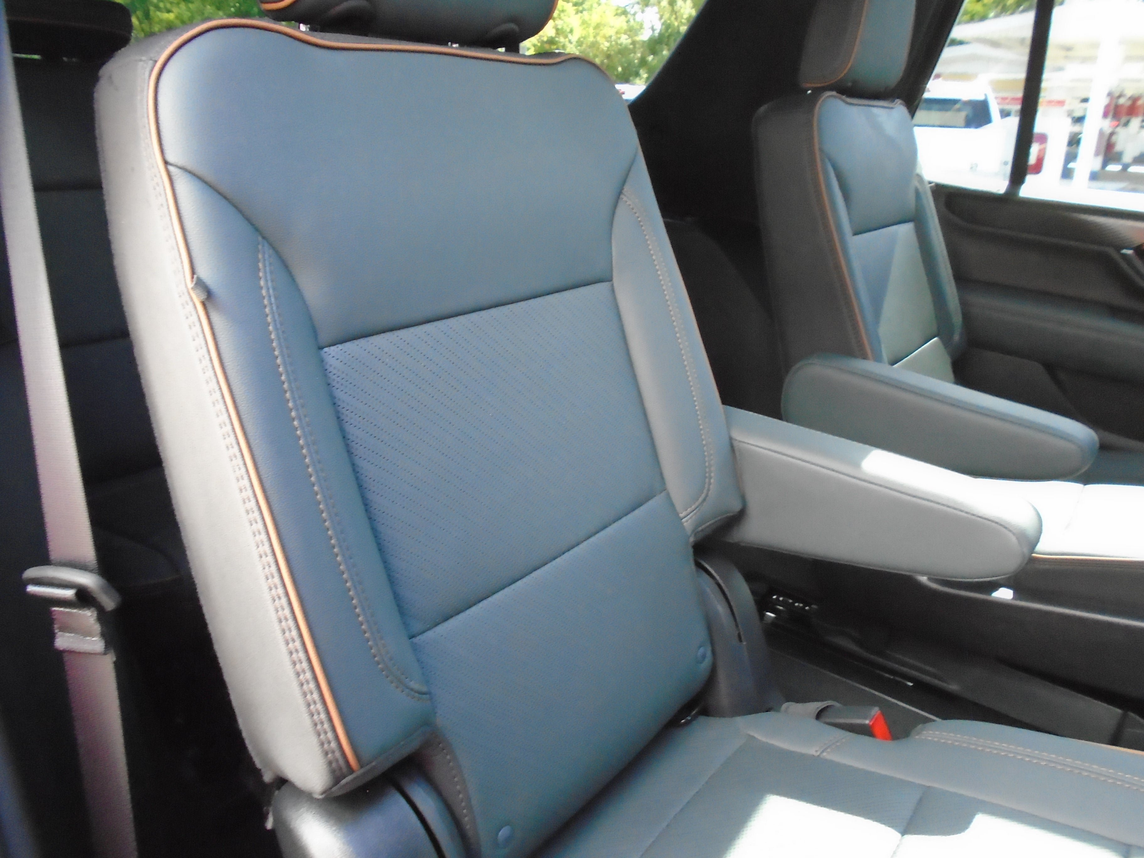 Used 2025 GMC Yukon AT4 AWD/4WD image 39