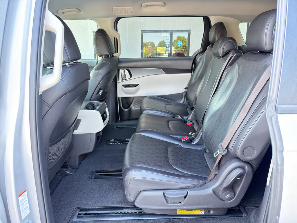 Used 2023 Kia Carnival LX FWD image 27