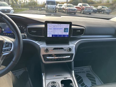 Used 2022 Ford Explorer XLT w/ Equipment Group 202A image 25