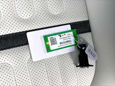 Used 2025 Rivian R1S Premium image 11