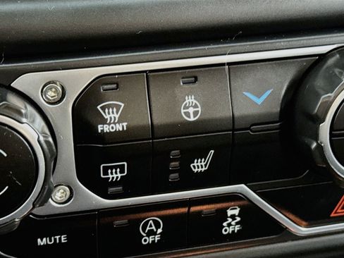Used 2022 Jeep Wrangler Unlimited Sport AWD/4WD image 3