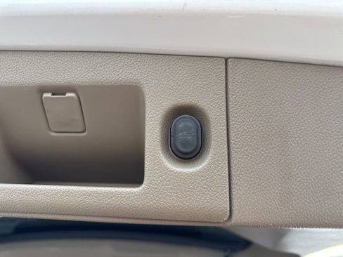 Used 2017 Chevrolet Suburban LT image 14