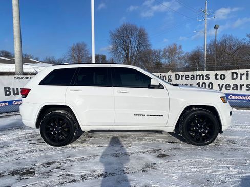 Used 2018 Jeep Grand Cherokee Altitude image 2