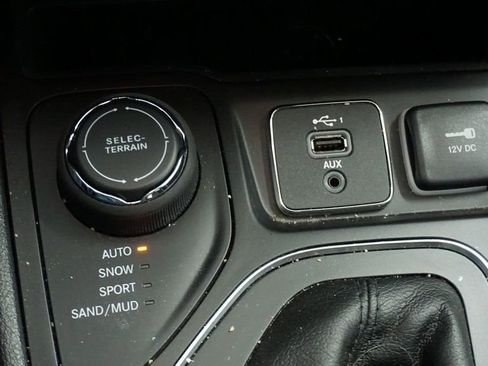 Certified 2019 Jeep Cherokee Latitude w/ Popular Appearance Group image 31