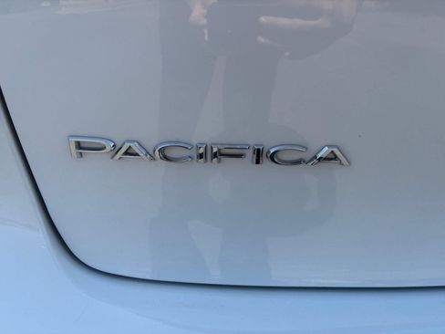Used 2024 Chrysler Pacifica Touring-L FWD image 31
