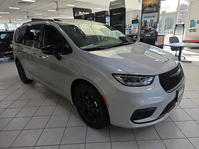 New 2026 Chrysler Pacifica Select