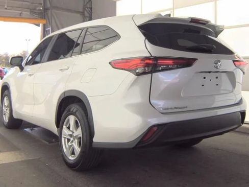 Used 2023 Toyota Highlander L FWD image 4