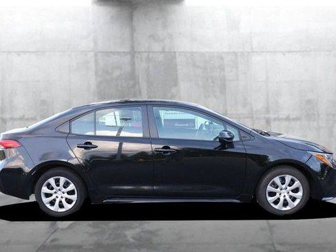 Used 2025 Toyota Corolla LE FWD image 5