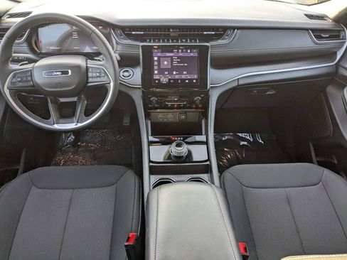 Used 2025 Jeep Grand Cherokee Laredo X RWD image 15