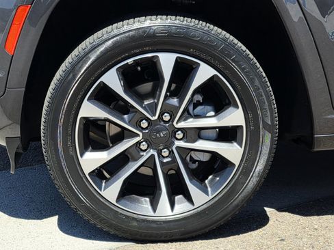 Certified 2022 Jeep Grand Cherokee Overland w/ Luxury Tech Group IV RWD image 9