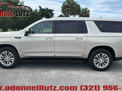 Used 2021 GMC Yukon XL SLT w/ SLT Premium Package AWD/4WD image 3