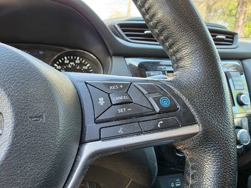 Used 2019 Nissan Rogue SL w/ Premium Package image 17