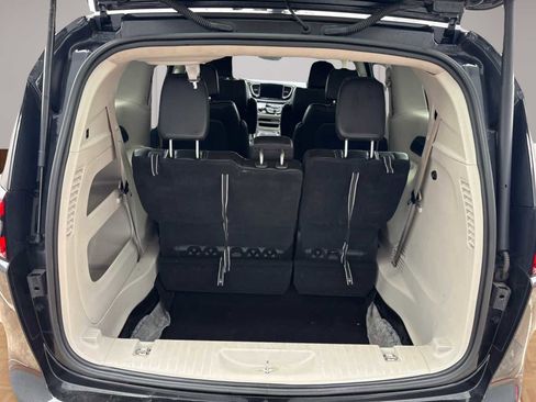 Used 2023 Chrysler Pacifica Touring-L image 19