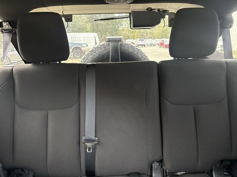 Used 2017 Jeep Wrangler Unlimited Sahara w/ Connectivity Group image 18