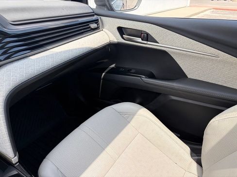 Used 2025 Toyota Camry XLE AWD/4WD image 43