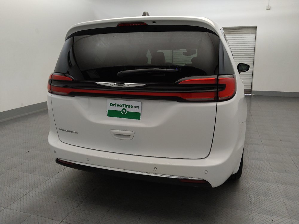 Used 2024 Chrysler Pacifica Touring-L FWD image 7